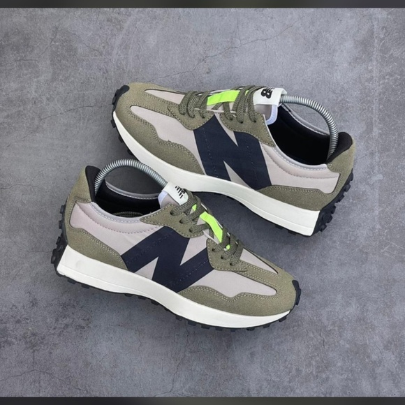 Footwear’s - Picture 3 of 4